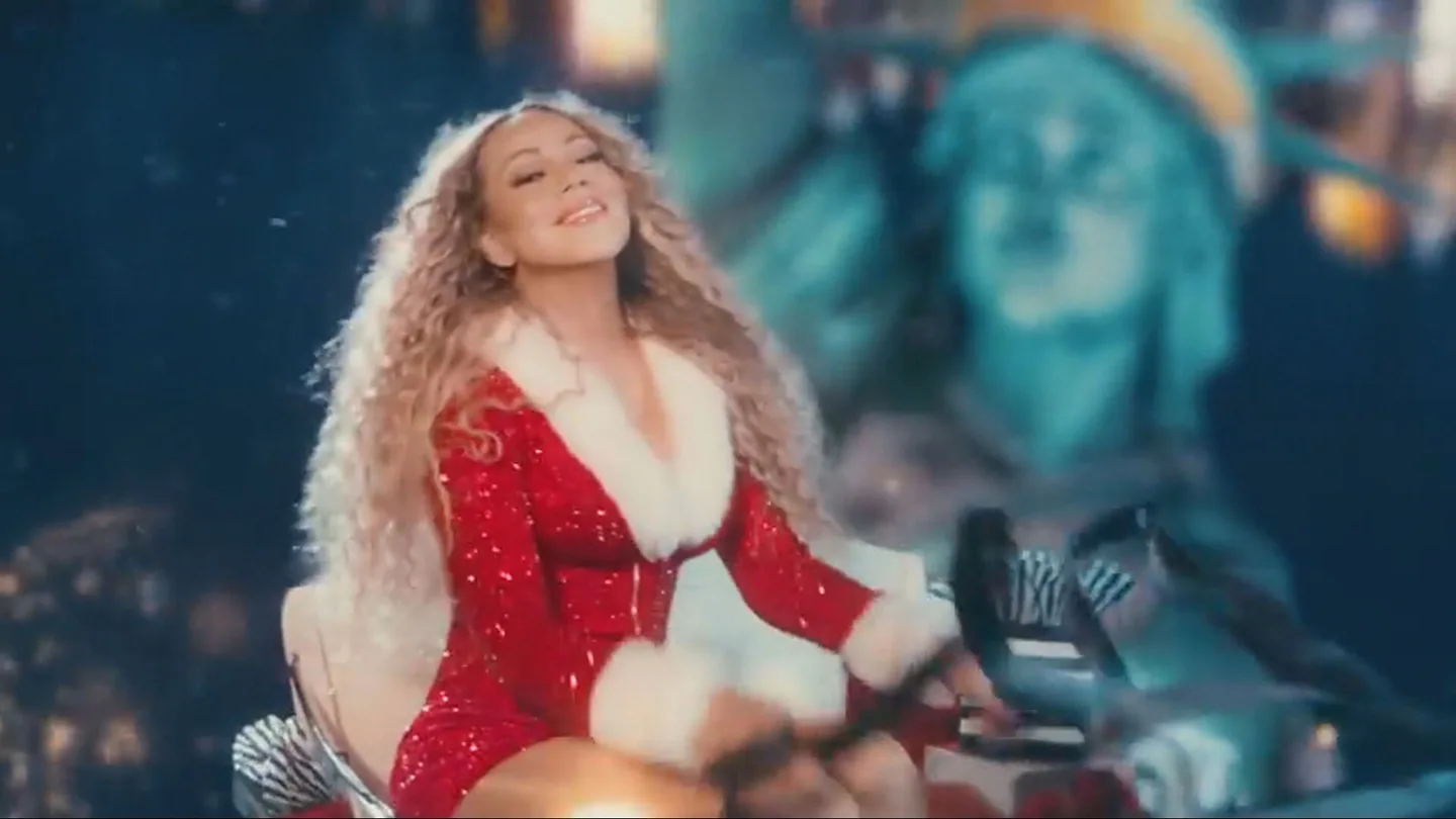 Mariah Caray durante su videoclip navideño de 2025 Mariah Caray durante su videoclip navideño de 2025