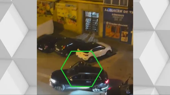 Tirotean un coche y secuestran a su conductor en plena calle en Madrid. Tirotean un coche y secuestran a su conductor en plena calle en Madrid