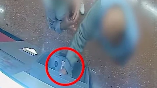 Imágenes del detenido por estafar a seis personas tras ofrecerles ayuda para sacar billetes en el Metro de Barcelona. Imágenes del detenido por estafar a seis personas tras ofrecerles ayuda para sacar billetes en el Metro de Barcelona.