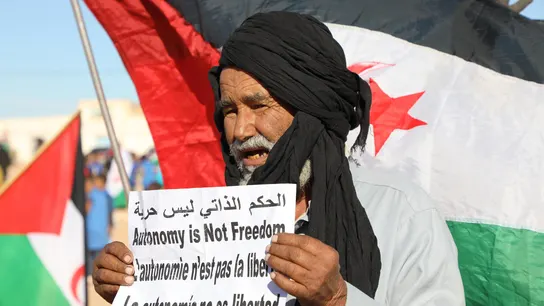 Un ciudadano saharaui protesta por la decisión de la ONU Un ciudadano saharaui protesta por la decisión de la ONU