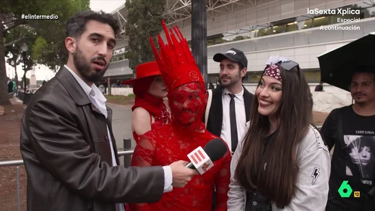 Una fan de Lady Gaga cuenta a Isma Juárez que lleva en la cola del concierto "casi una jornada laboral" El reportero se ha desplazado hasta Barcelona donde van a tener lugar los únicos tres conciertos que va a dar Lady Gaga en nuestro país. Juárez ha conocido un poco más a los fans de la artista.