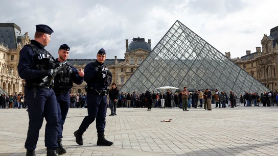 Agentes antidisturbios franceses en las inmediaciones del Museo del Louvre. Agentes antidisturbios franceses en las inmediaciones del Museo del Louvre.