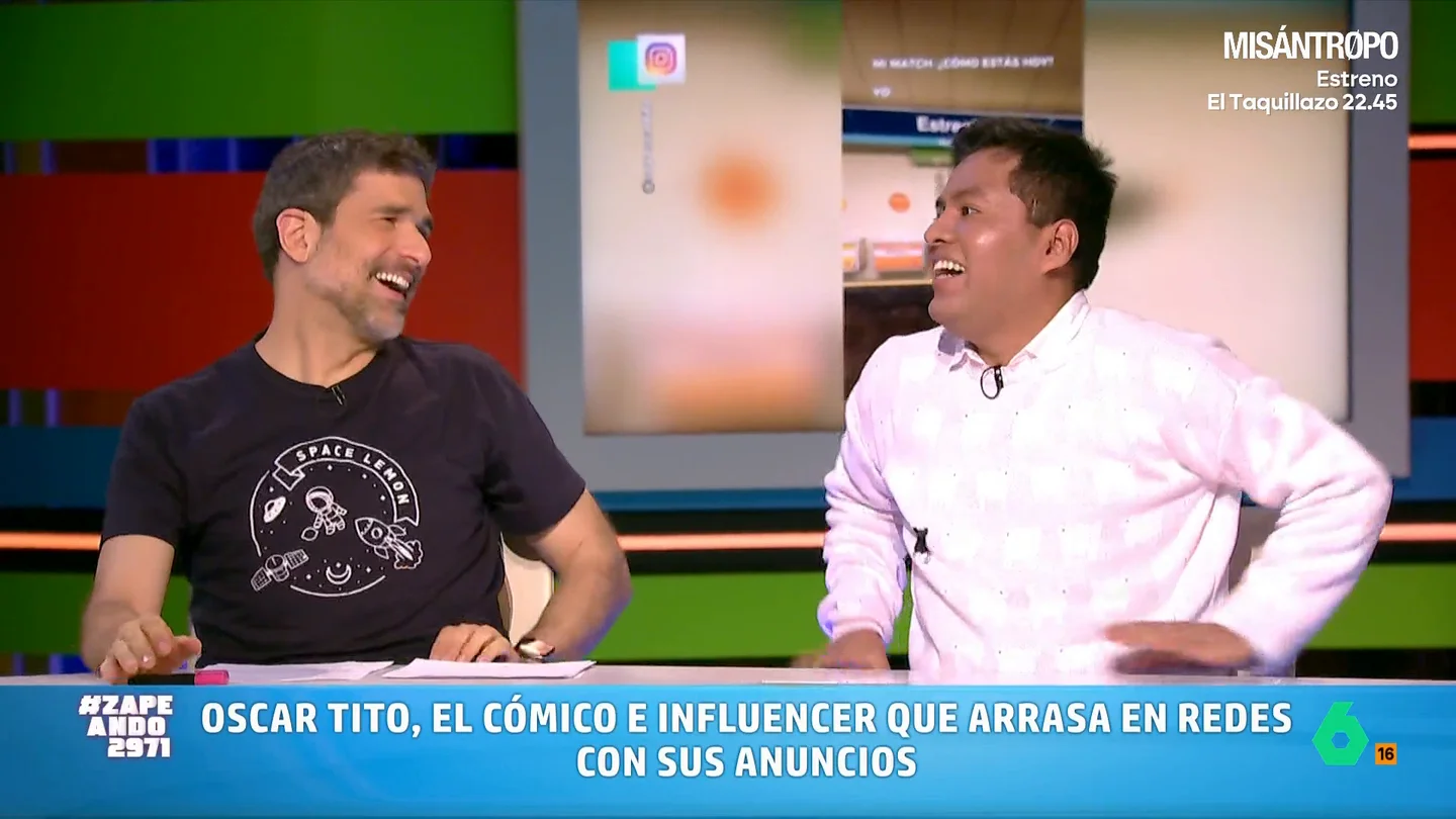 El dardo de Óscar Tito a Nacho García: "Sé que los buenos comediantes no se visten bien, entonces..." El humorista está en nuestro país para actuar en Madrid y Barcelona y no ha dudado en visitar el plató de Zapendo y contar cómo está siendo su visita y cómo le está tratando el público español.