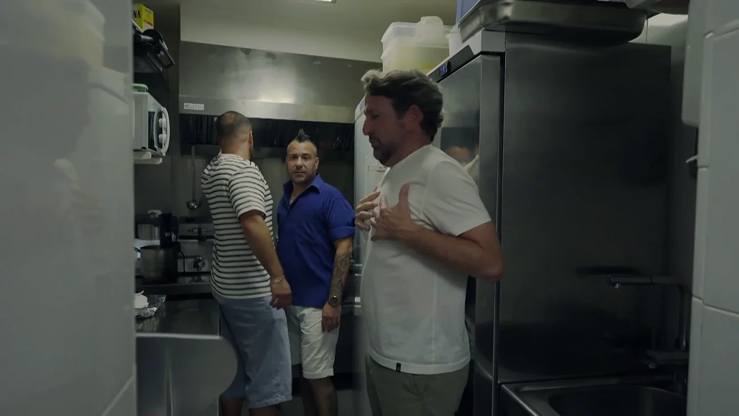 Jorge, al entrar en la cocina "claustrofóbica" de Cal Tendre: "A nivel de sanidad es peligroso" Jorge, al entran en la cocina "claustrofóbica" de Cal Tendre: "A nivel de sanidad es peligroso"