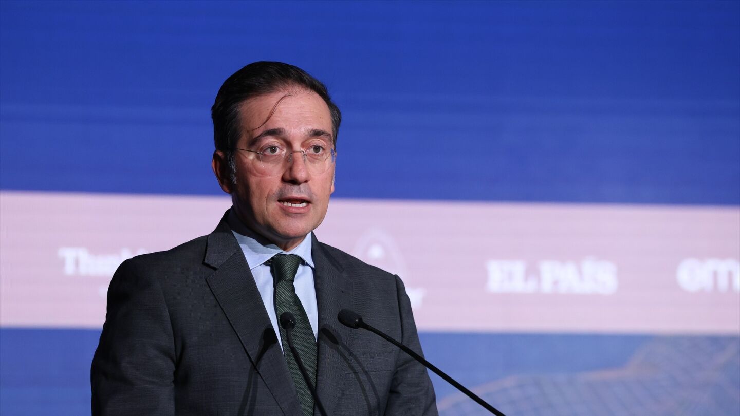 El ministro de Asuntos Exteriores, Unión Europea y Cooperación, José Manuel Albares, durante una intervención en un foro en The Palace Hotel, a 3 de noviembre de 2025, en Madrid (España). 