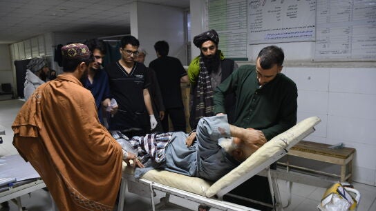 Un hombre herido en un terremoto recibe tratamiento en un hospital de Mazar-e-Sharif, Afganist&aacute;n
