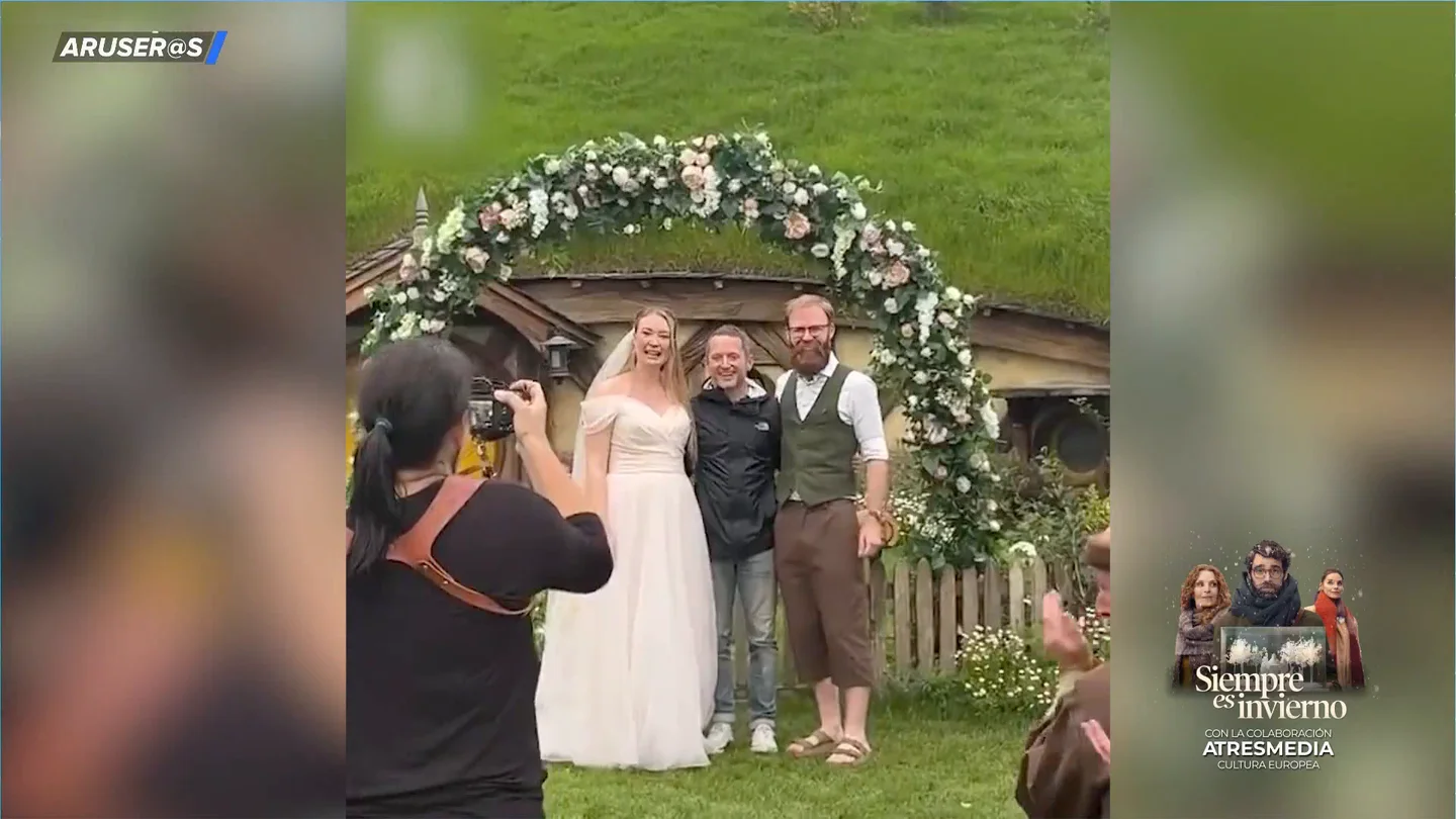 La mágica sorpresa de Elijah Wood (Frodo Bolsón) al aparecer en una boda temática de El Señor de los Anillos en Nueva Zelanda La mágica sorpresa de Elijah Wood (Frodo Bolsón) al aparecer en una boda temática de El Señor de los Anillos en Nueva Zelanda