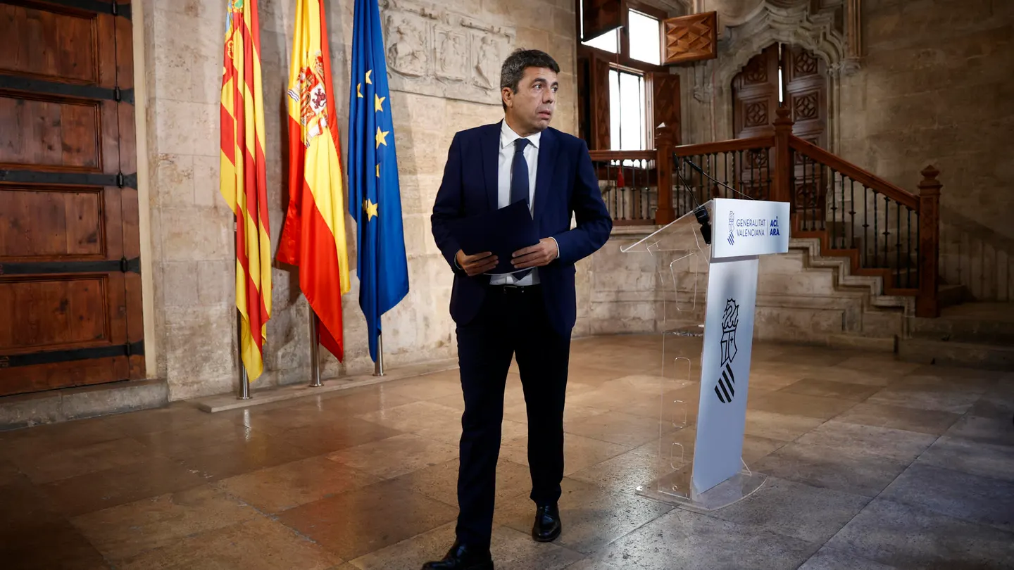 Carlos Mazón, al finalizar su comparecencia en la que ha anunciado que dimitirá al frente del Gobierno valenciano, pero seguirá como diputado Carlos Mazón, al finalizar su comparecencia en la que ha anunciado que dimitirá al frente del Gobierno valenciano, pero seguirá como diputado