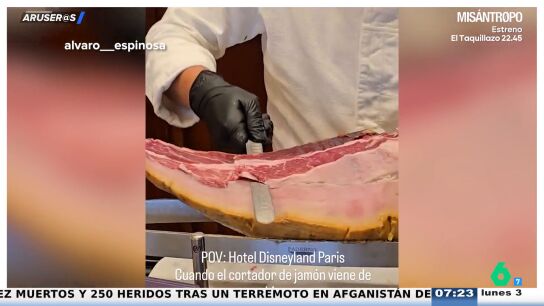 El "maestro jamonero" de Disneyland Paris arrasa en redes con su ins&oacute;lito corte: "Lo est&aacute; descuartizando"