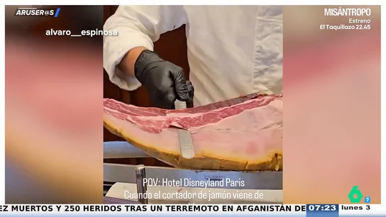 El "maestro jamonero" de Disneyland Paris arrasa en redes con su insólito corte: "Lo está descuartizando" El "maestro jamonero" de Disneyland Paris arrasa en redes con su insólito corte: "Lo está descuartizando"