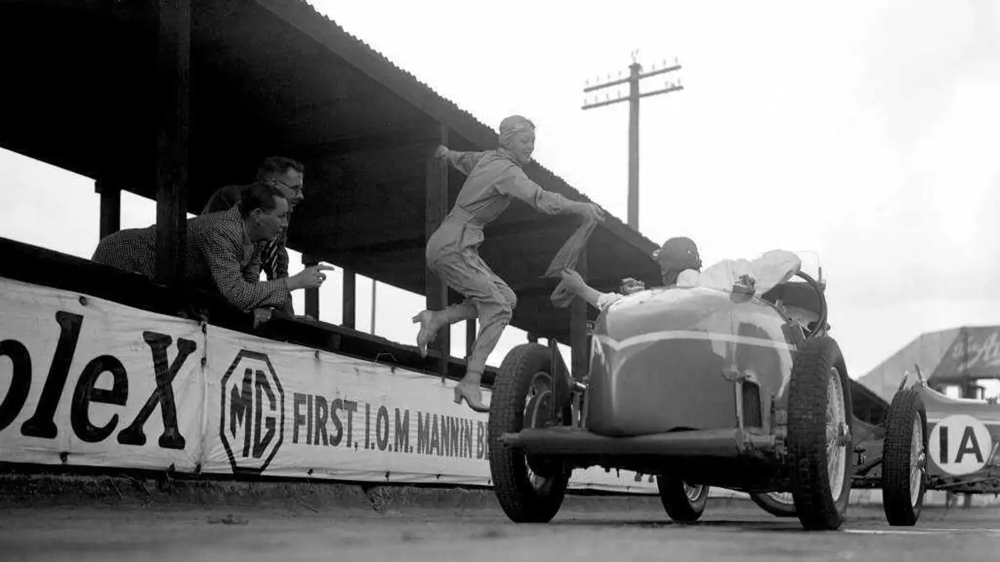 Mujer piloto participando en una carrera en la década de 1930 Mujer piloto participando en una carrera en la década de 1930