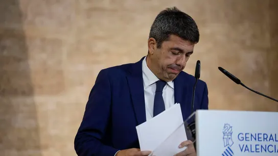 El president de la Generalitat, Carlos Mazón, al finalizar su comparecencia en la que ha anunciado que dimitirá al frente del Gobierno valenciano. El president de la Generalitat, Carlos Mazón, al finalizar su comparecencia en la que ha anunciado que dimitirá al frente del Gobierno valenciano.