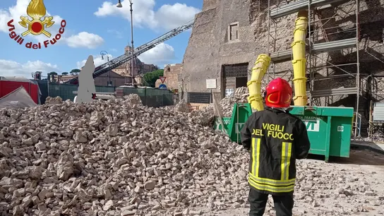 Imagen de los bomberos en el lugar del derrumbe en Roma Imagen de los bomberos en el lugar del derrumbe en Roma