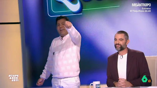 Óscar Tito promociona Zapeando 'haciendo un traje' a los zapeadores, en vídeo El cómico ha visitado Zapeando y Dani Mateo no ha perdido la oportunidad de pedir a Óscar que haga uno de sus particulares anuncios para promocionar al programa. No te pierdas el resultado en el vídeo principal.