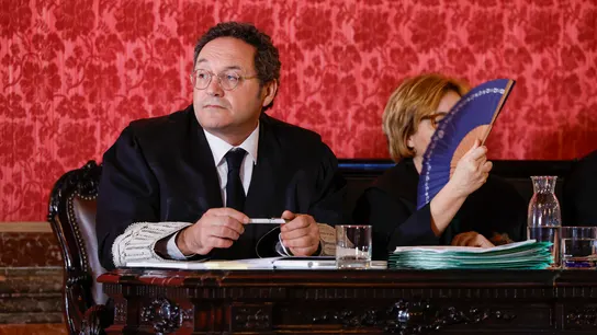 Álvaro García Ortiz sentado en el banquillo en el Tribunal Supremo con la toga puesta Álvaro García Ortiz sentado en el banquillo en el Tribunal Supremo con la toga puesta