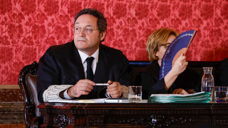 Álvaro García Ortiz sentado en el banquillo en el Tribunal Supremo con la toga puesta