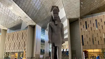 Estatua de Ramsés II en el Gran Museo Egipcio Estatua de Ramsés II en el Gran Museo Egipcio