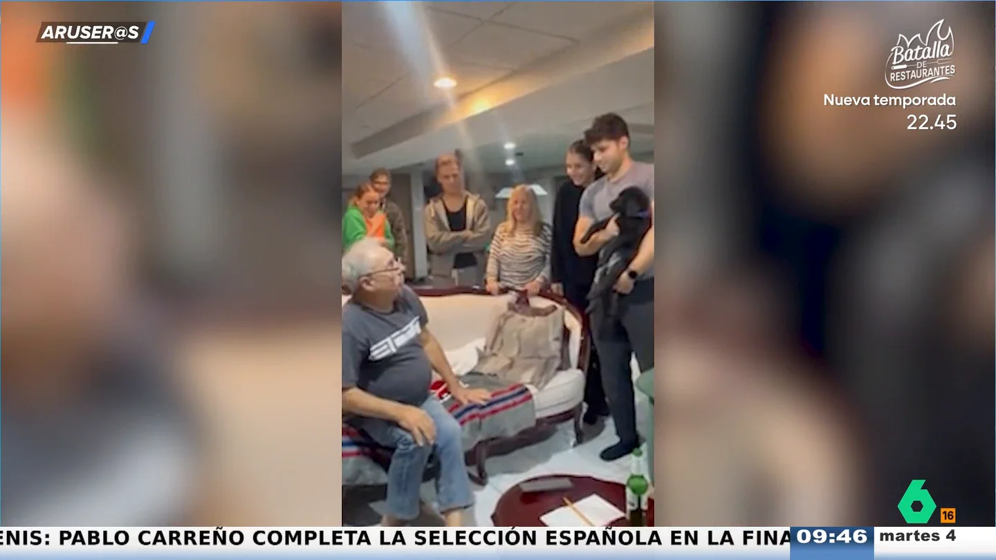 La tierna reacción de un abuelo al ver que sus nietos han adoptado un cachorro labrador para que le haga compañía La tierna reacción de un abuelo al ver que sus nietos han adoptado un cachorro labrador para que le haga compañía