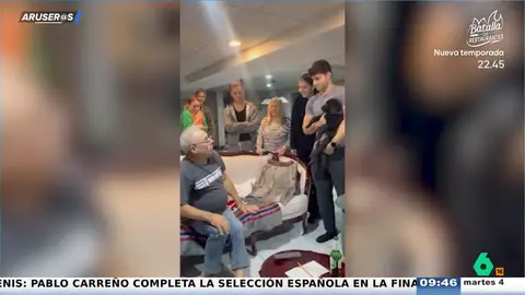 La tierna reacción de un abuelo al ver que sus nietos han adoptado un cachorro labrador para que le haga compañía  La tierna reacción de un abuelo al ver que sus nietos han adoptado un cachorro labrador para que le haga compañía