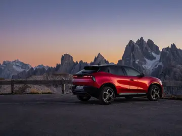 SUV compacto italiano que llega con interiores en Alcantara y un as bajo la manga tanto en híbrido como en eléctrico SUV compacto italiano que llega con interiores en Alcantara y un as bajo la manga tanto en híbrido como en eléctrico