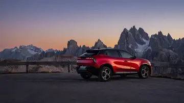 SUV compacto italiano que llega con interiores en Alcantara y un as bajo la manga tanto en híbrido como en eléctrico SUV compacto italiano que llega con interiores en Alcantara y un as bajo la manga tanto en híbrido como en eléctrico