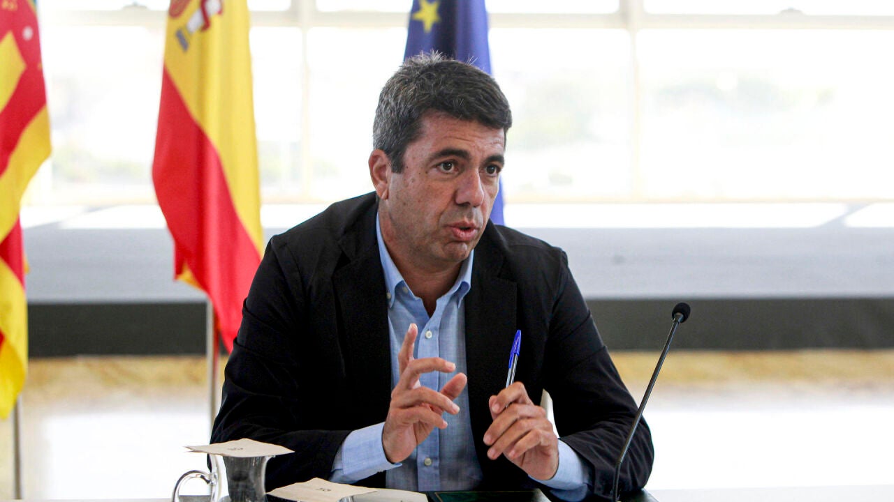 Mazón apparaît dans Les Corts, en direct