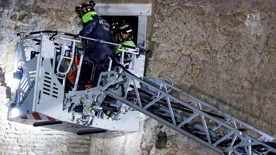 Los Bomberos, en el rescate de un obrero tras derrumbarse parte de la Torre dei Conti en Roma Los Bomberos, en el rescate de un obrero tras derrumbarse parte de la Torre dei Conti en Roma