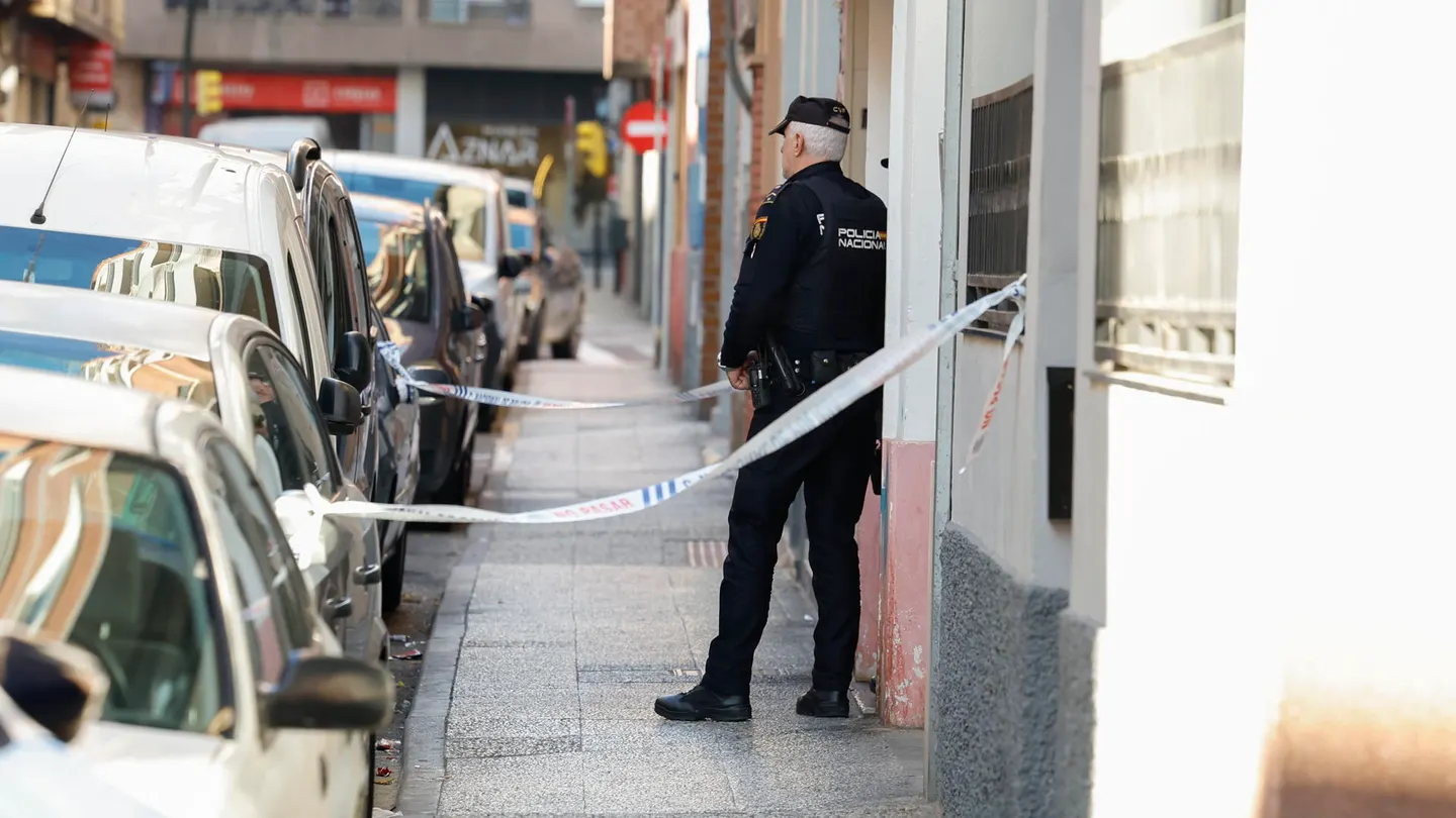 Precinto policial en la vivienda donde se ha perpetrado un crimen machista este martes en Zaragoza. Precinto policial en la vivienda donde se ha perpetrado un crimen machista este martes en Zaragoza.
