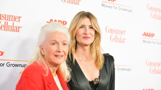 Diane Ladd, junto a su hija, Laura Dern, en la ceremonia de entrega de los premios de AARP The Magazine en 2020