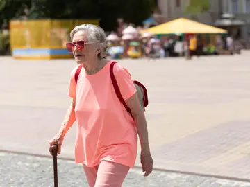 Persona mayor caminando Persona mayor caminando