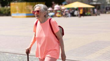 Persona mayor caminando