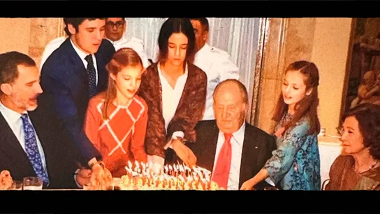 Juan Carlos I recibe de sus nietos la tarta de su 80 cumpleaños. Juan Carlos I recibe de sus nietos la tarta de su 80 cumpleaños.