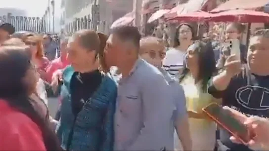Un hombre acosa a Claudia Sheinbaum en plena calle en Ciudad de México. Un hombre acosa a Claudia Sheinbaum en plena calle en Ciudad de México.
