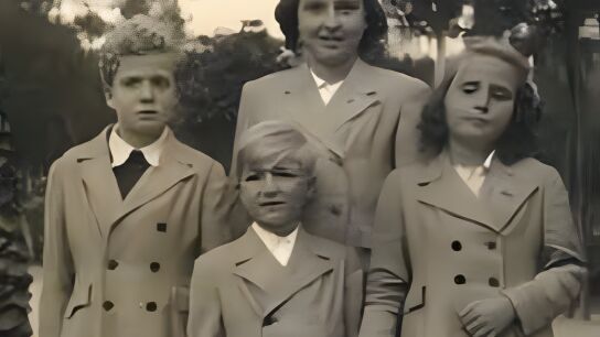 Juan Carlos I junto a sus hermanos Pilar, Alfonso y Margot