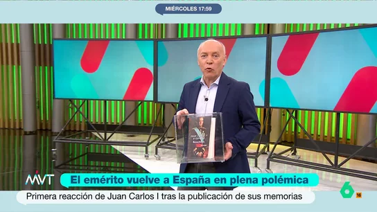 Luis Sanabria 'protege' las memorias del rey Juan Carlos I con una urna: "Tengo palpitaciones" La versión francesa de las memorias del rey emérito se han convertido en el gran objeto de deseo en la redacción de laSexta, por ello el periodista ha tenido que introducir el libro en una urna.