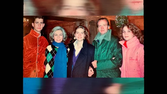 Juan Carlos I junto a la reina Sofía y sus tres hijos. Juan Carlos I junto a la reina Sofía y sus tres hijos.