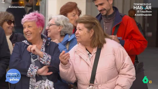 Una mujer desvela a Thais Villas su encuentro con el rey Juan Carlos: "Me saludo y me dijo que si quería tomar algo" Thais Villas lleva a la calle el debate sobre la figura del rey emérito en una entrega especial de 'Hablando se enciende la gente' con 'exclusiva' incluida. El momento, en este vídeo de El Intermedio.