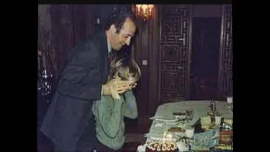 Juan Carlos I da una sorpresa a su hijo Felipe durante un cumpleaños. Juan Carlos I da una sorpresa a su hijo Felipe durante un cumpleaños.