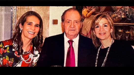 Juan Carlos I junto a sus hijas, Elena y Cristina.