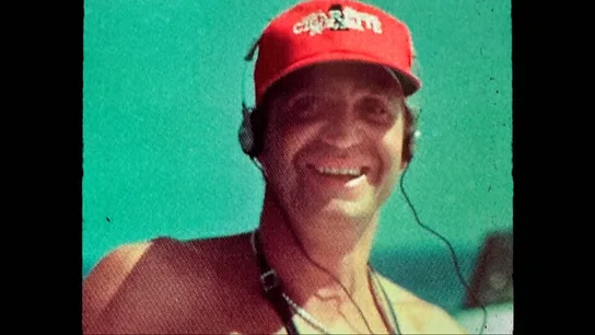 Juan Carlos I disfrutando de un walkman. Juan Carlos I disfrutando de un walkman.