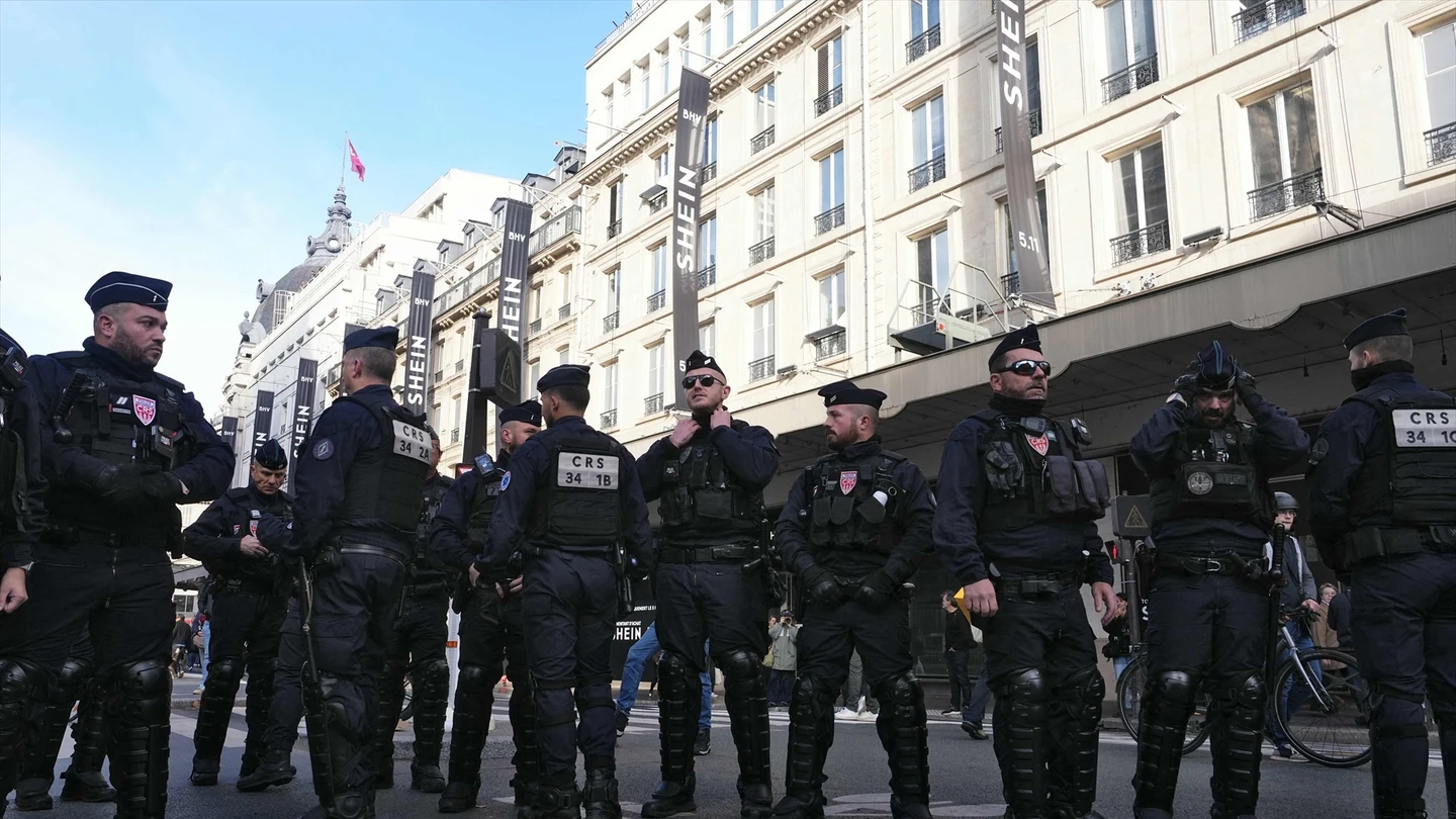 La Policía francesa se moviliza ante las protestas por la apertura de la primera tienda física de Shein en Francia, en medio del escándalo. La Policía francesa se moviliza ante las protestas por la apertura de la primera tienda física de Shein en Francia, en medio del escándalo.