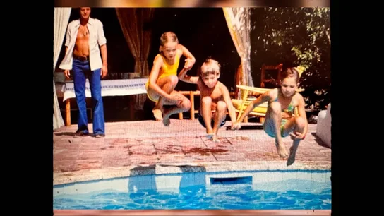 Juan Carlos I observa como sus hijos se lanzan a la piscina en Marivent. Juan Carlos I observa como sus hijos se lanzan a la piscina en Marivent.
