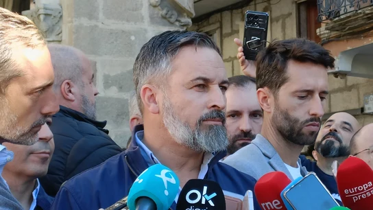 El presidente de Vox, Santiago Abascal, en declaraciones a los medios en Plasencia (Cáceres) El presidente de Vox, Santiago Abascal, en declaraciones a los medios en Plasencia (Cáceres)