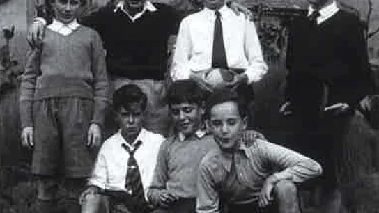 Juan Carlos I junto a sus compañeros de internado. Juan Carlos I junto a sus compañeros de internado.