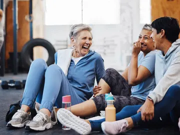 Mujeres mayores descansando en el gimnasio Mujeres mayores descansando en el gimnasio