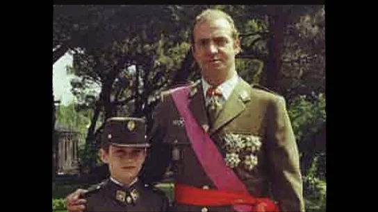 Juan Carlos I junto a Felipe VI con uniforme militar. Juan Carlos I junto a Felipe VI con uniforme militar.