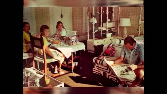 Juan Carlos I leyendo un periódico bajo la mirada de sus hijos. Juan Carlos I leyendo un periódico bajo la mirada de sus hijos.