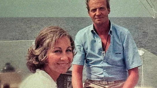 Juan Carlos I junto a la reina Sofía en un barco. Juan Carlos I junto a la reina Sofía en un barco.