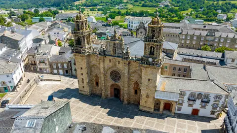 La Basílica de San Martiño de Mondoñedo de Lugo La Basílica de San Martiño de Mondoñedo de Lugo