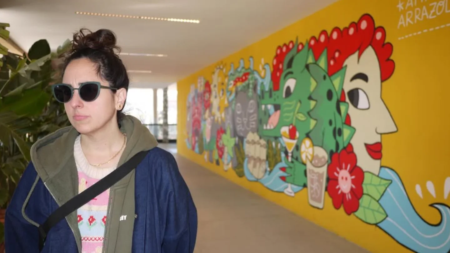 Amaia Arrazola, ante un mural suyo en el Time Out Market de Barcelona Amaia Arrazola, ante un mural suyo en el Time Out Market de Barcelona